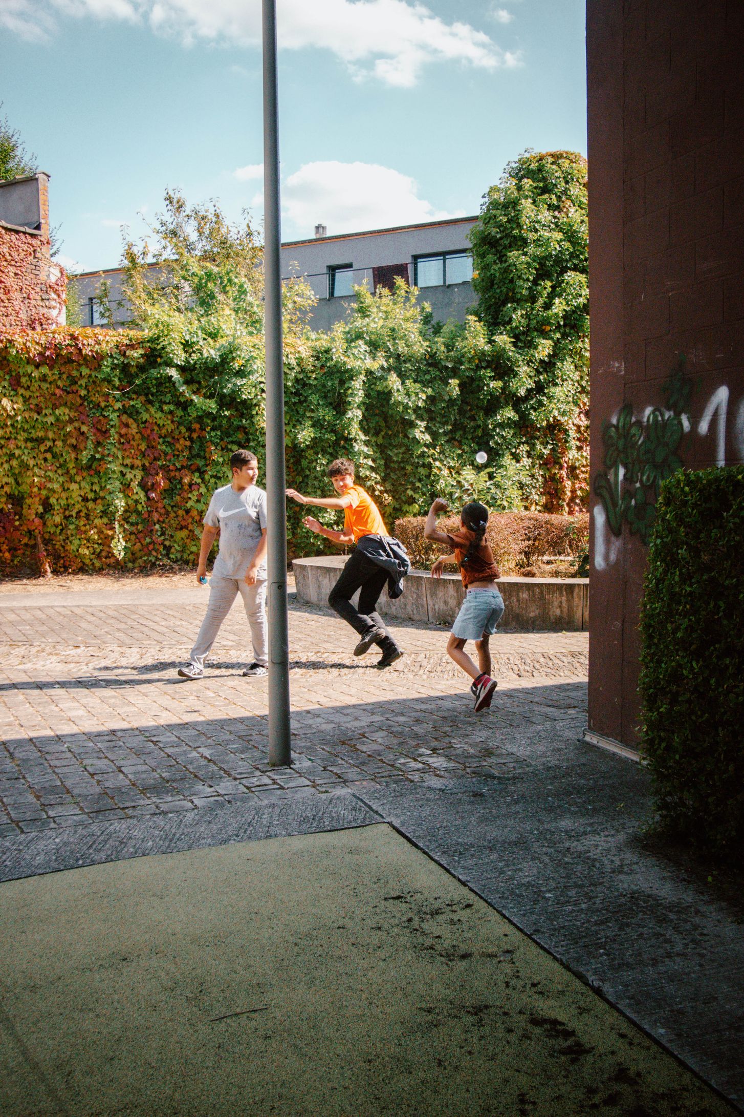 Kinderen spelen op het plein